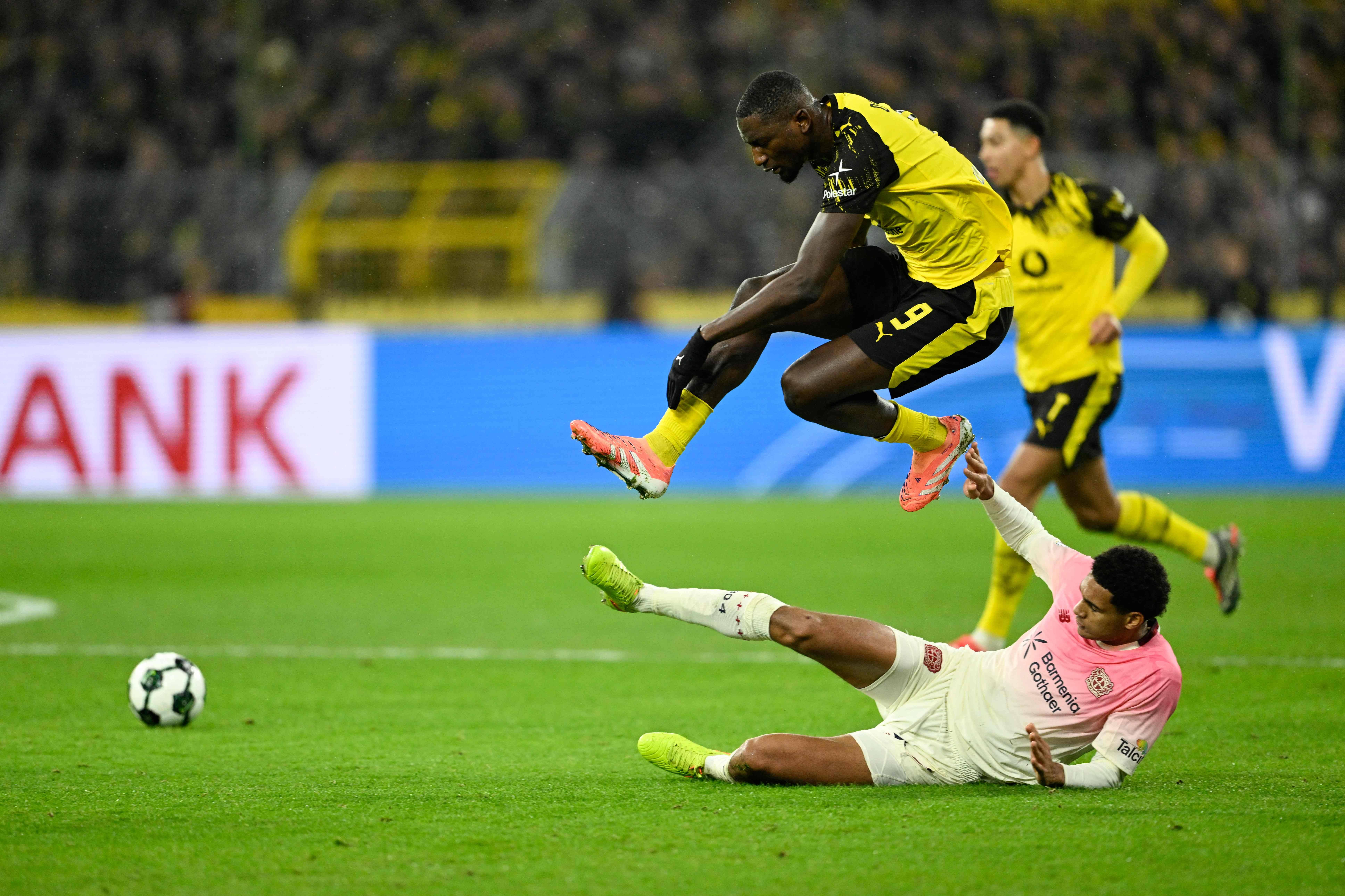 爱游戏体育-今晨广州队调整名单以备德国杯今晨洛杉矶湖人调整名单以备足总杯，网友：国际比赛日门兴格拉德巴赫备战社区盾